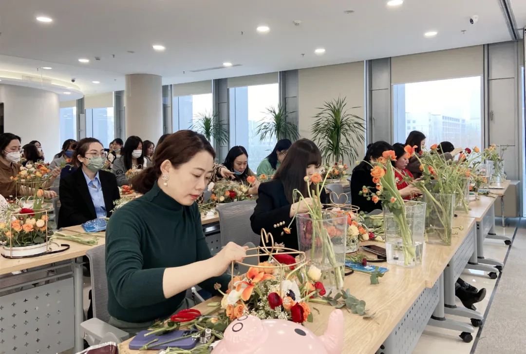 插花品香，诗情花意！亦庄人才集团开展女神节花艺沙龙活动